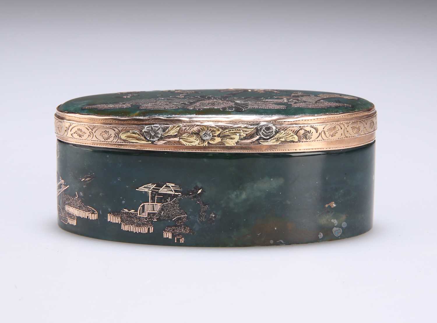 AN 18TH CENTURY GERMAN VARI-COLOURED GOLD, GREEN CHALCEDONY AND BURGAUTÉ SNUFF BOX unmarked, probabl - Image 3 of 4