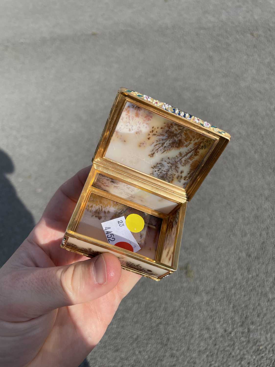 A RARE LOUIS XV PICTURE AGATE, GOLD AND ENAMEL SNUFF BOX, BY NÖEL HARDIVILLERS - Image 10 of 13