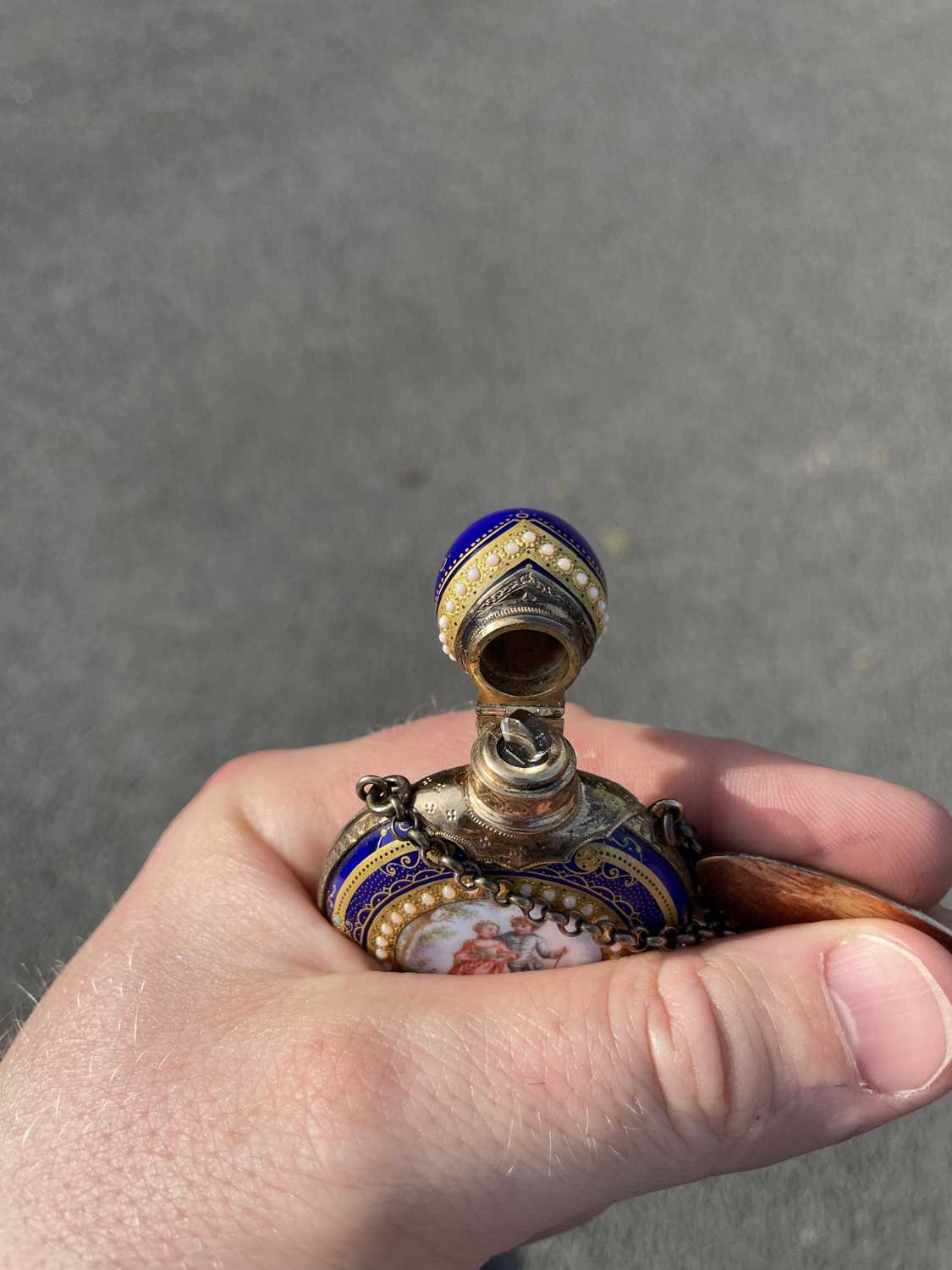 A FRENCH SILVER AND ENAMEL SCENT BOTTLE, MID-19TH CENTURY - Image 5 of 8