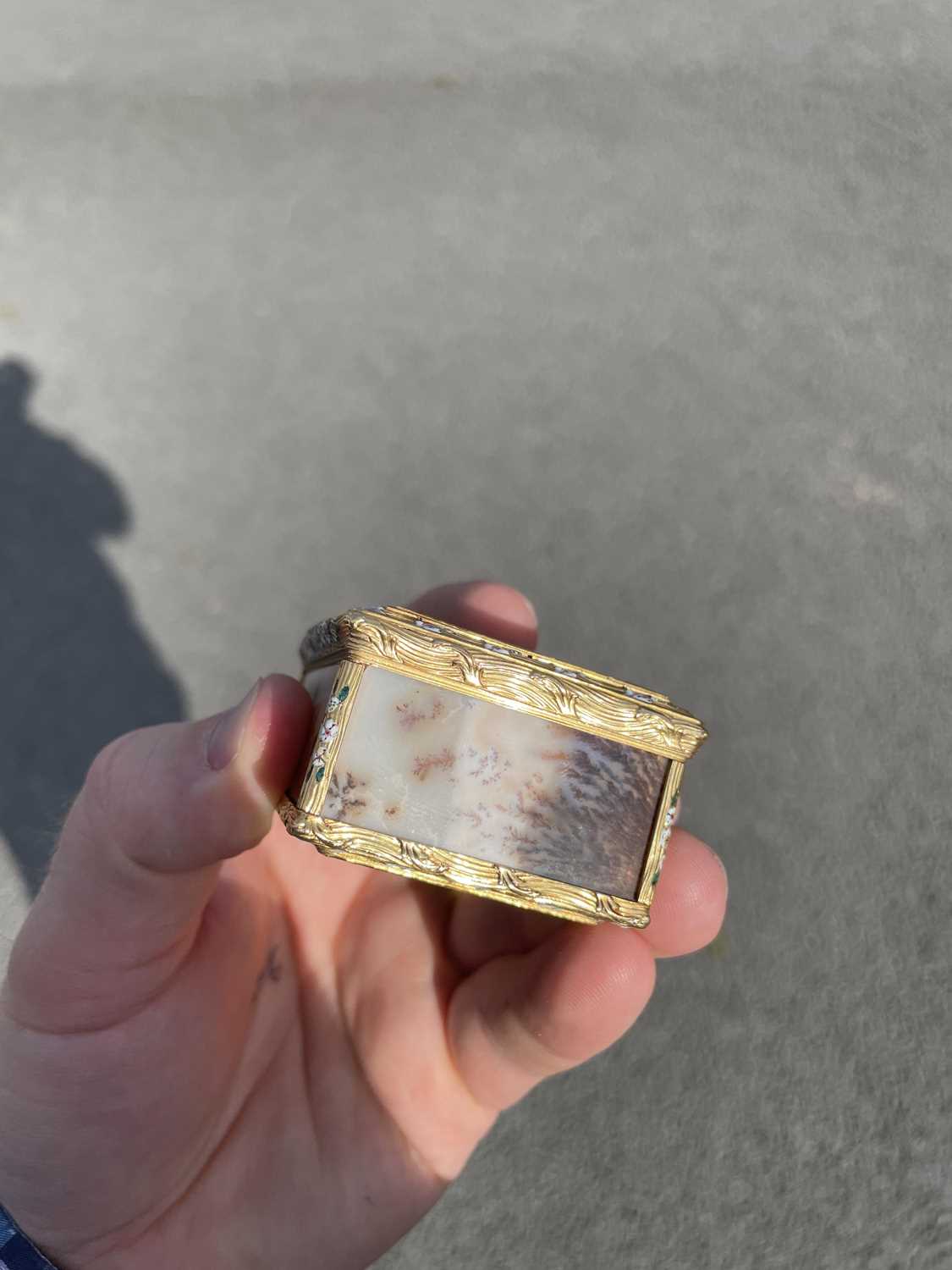 A RARE LOUIS XV PICTURE AGATE, GOLD AND ENAMEL SNUFF BOX, BY NÖEL HARDIVILLERS - Image 12 of 13