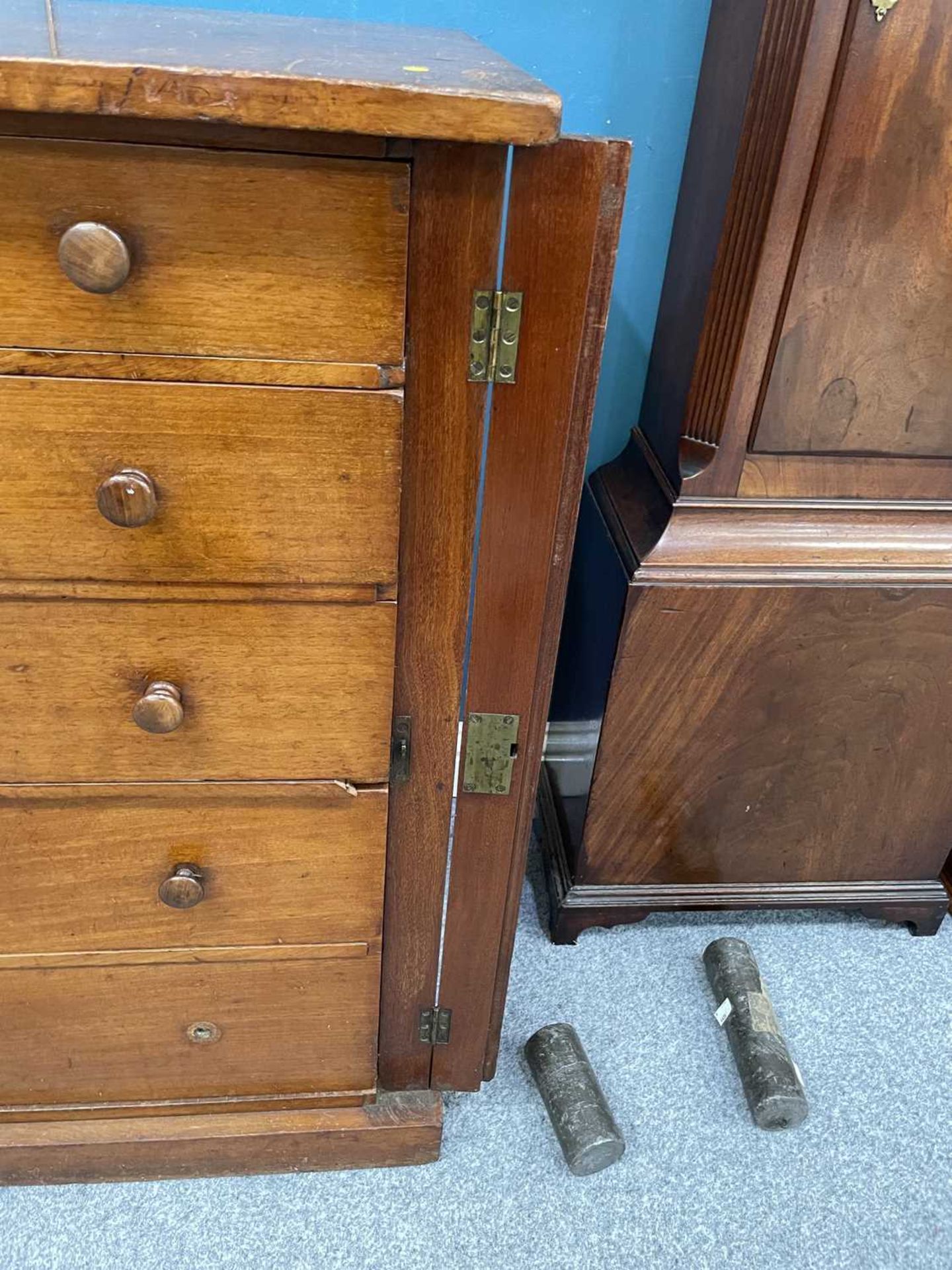 A VICTORIAN MAHOGANY WELLINGTON CHEST - Image 6 of 7