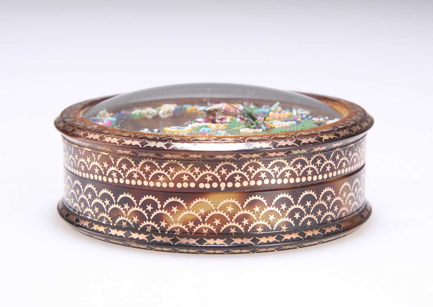 A RARE PIQUÉ SNUFF BOX WITH A BEADED TOP, CIRCA 1780 - Image 3 of 4