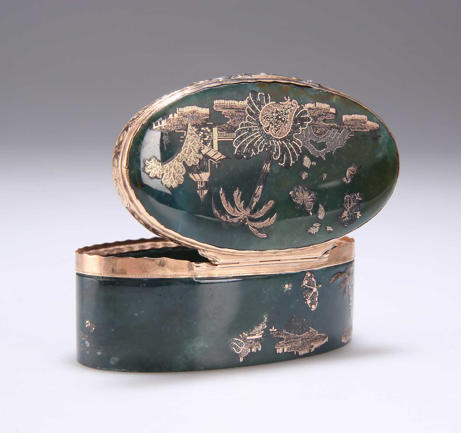 AN 18TH CENTURY GERMAN VARI-COLOURED GOLD, GREEN CHALCEDONY AND BURGAUTÉ SNUFF BOX unmarked, probabl - Image 2 of 4