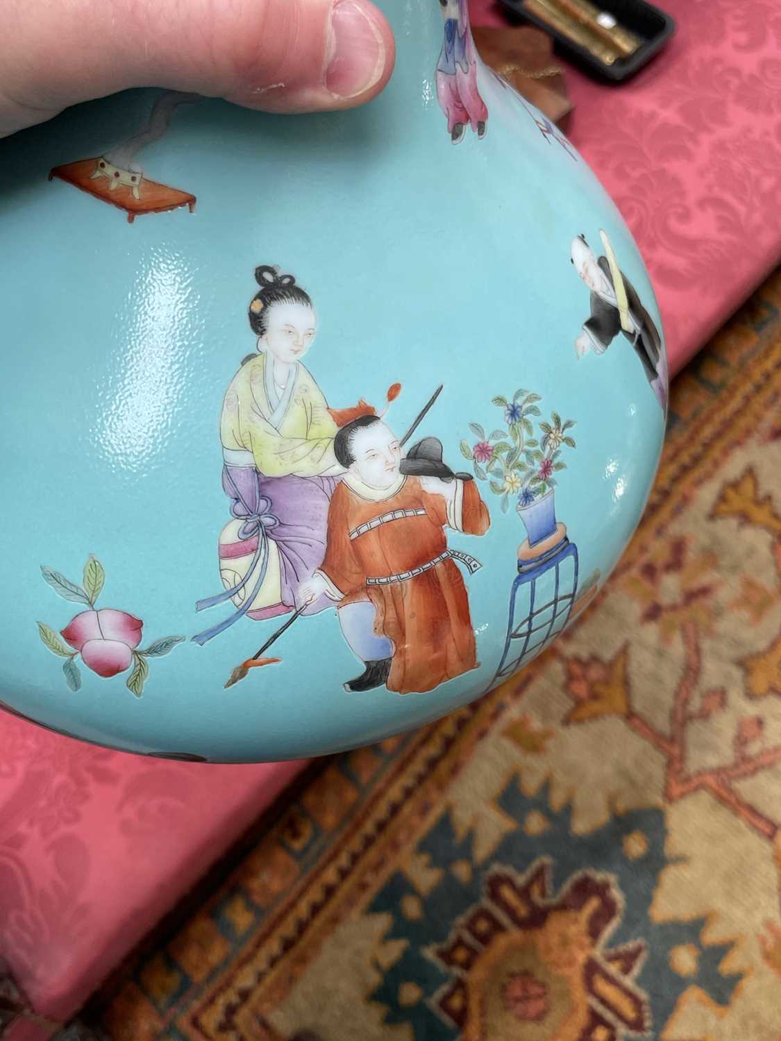 A LARGE CHINESE FAMILLE ROSE VASE - Image 9 of 17