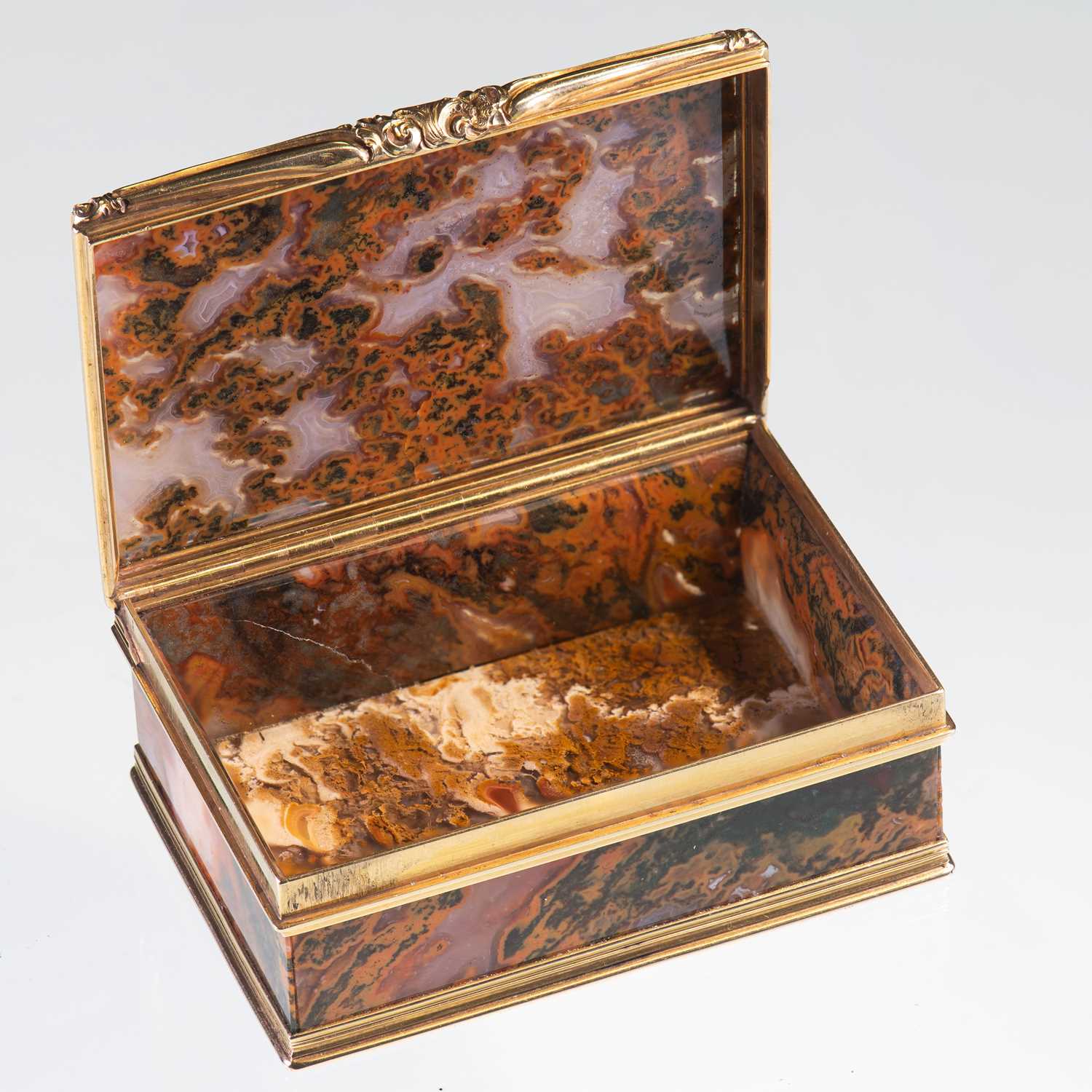 A RARE GOLD-MOUNTED PLUME AGATE SNUFF BOX, CIRCA 1760 - Image 2 of 2