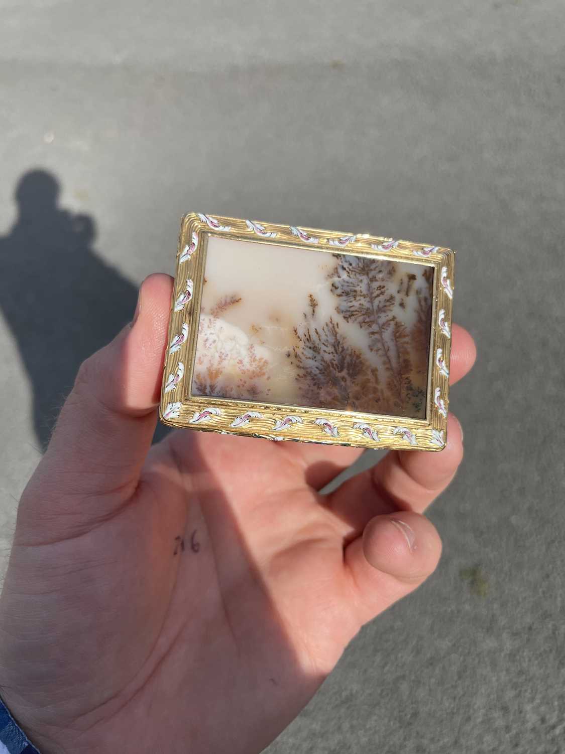 A RARE LOUIS XV PICTURE AGATE, GOLD AND ENAMEL SNUFF BOX, BY NÖEL HARDIVILLERS - Image 11 of 13