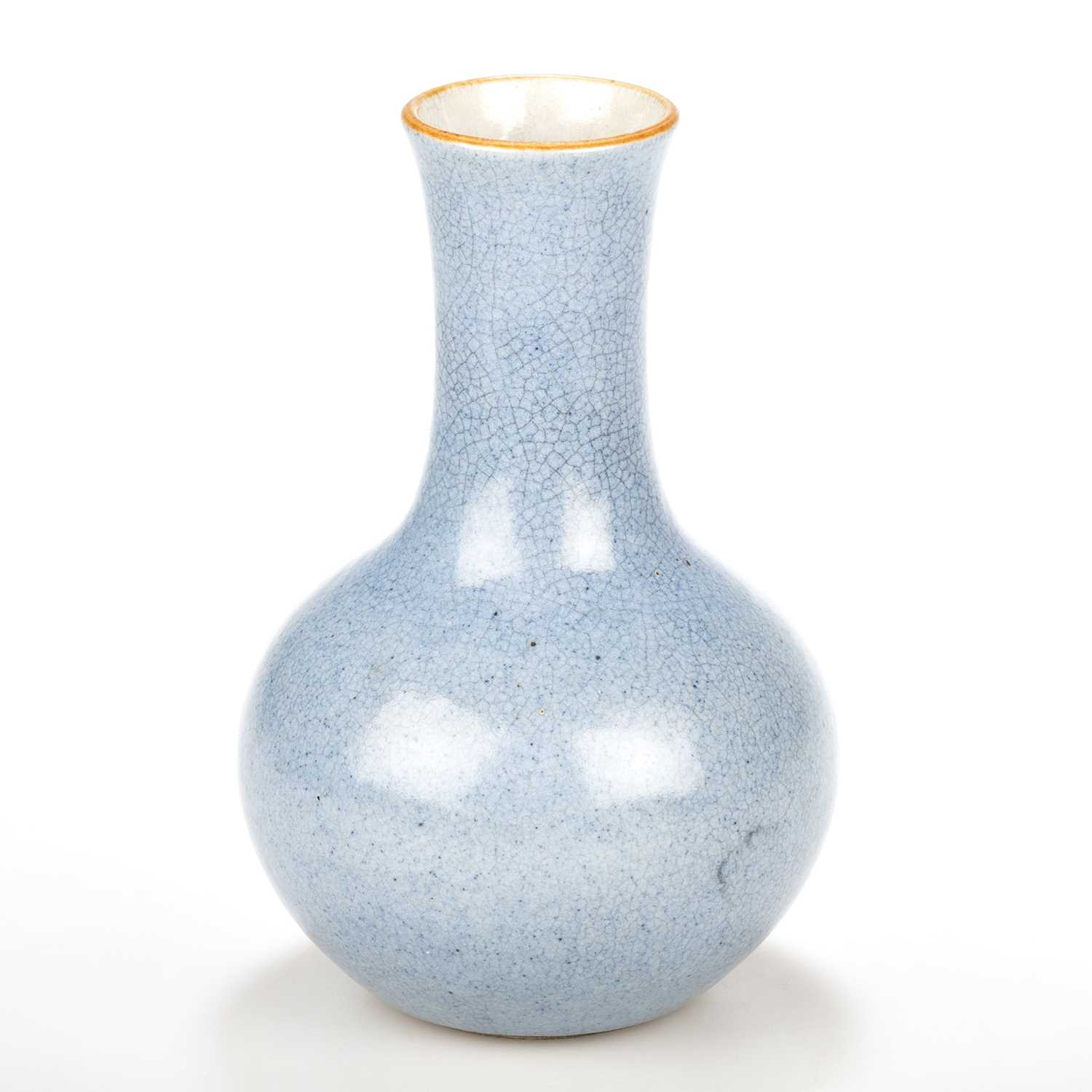 A CHINESE PALE BLUE CRACKLE GLAZE VASE, QING DYNASTY, 18TH/19TH CENTURY - Image 2 of 3