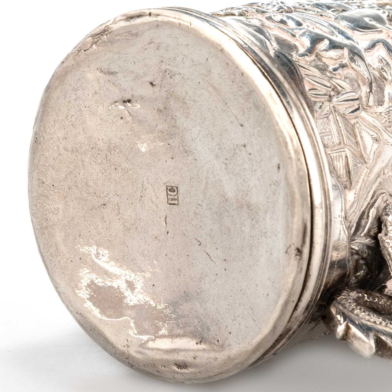 A CHINESE SILVER DOUBLE-WALLED MUG - Image 3 of 11