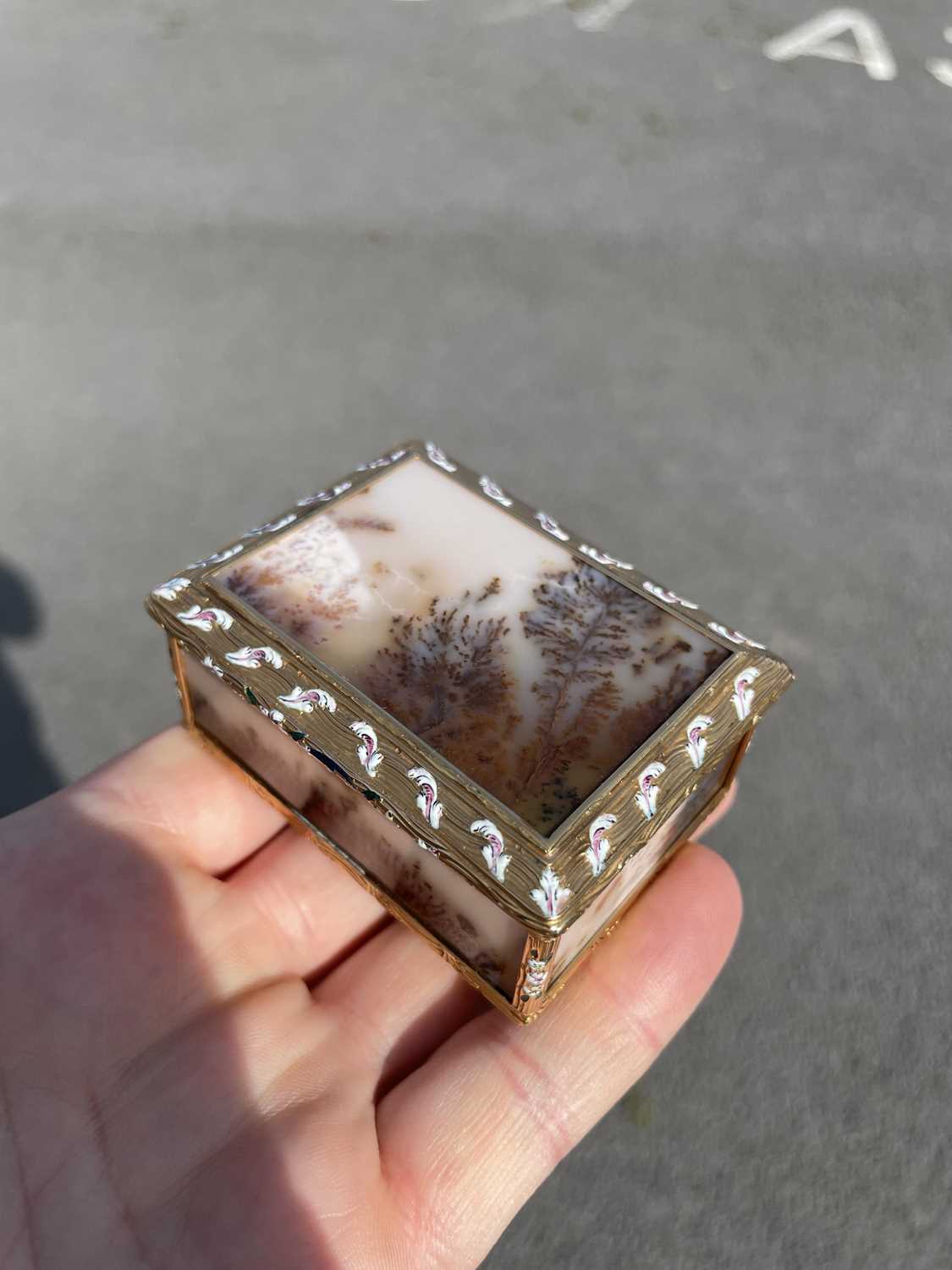 A RARE LOUIS XV PICTURE AGATE, GOLD AND ENAMEL SNUFF BOX, BY NÖEL HARDIVILLERS - Image 9 of 13