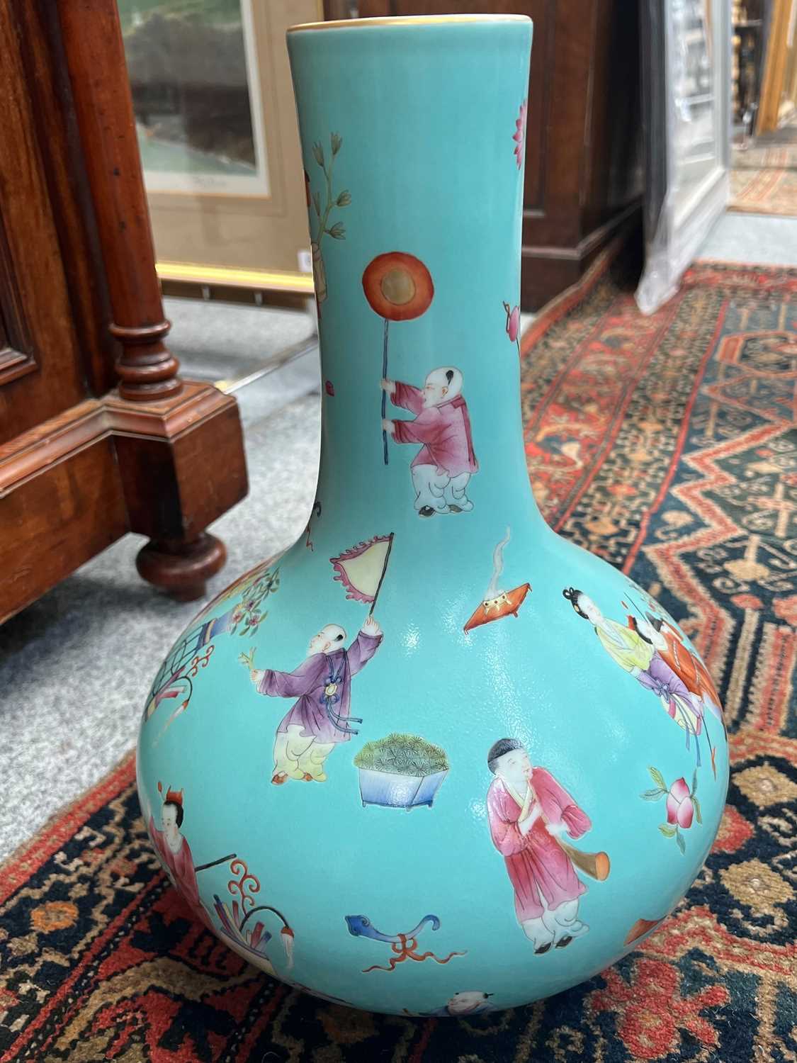A LARGE CHINESE FAMILLE ROSE VASE - Image 11 of 17
