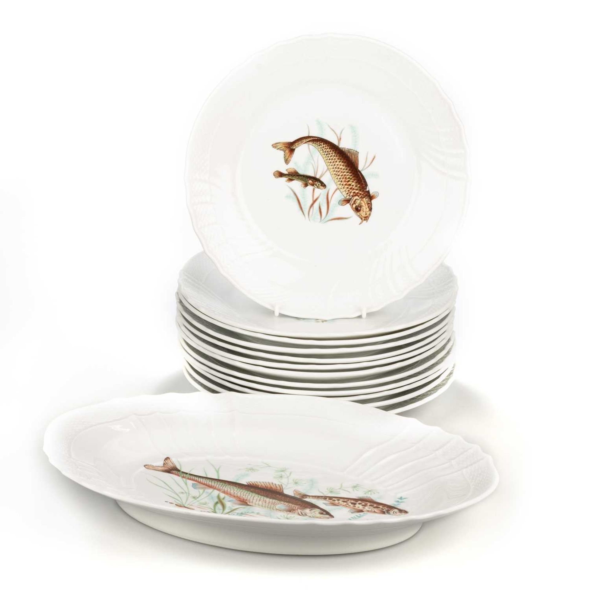 RICHARD GINORI (ITALY), A 'VECCHIO GINORI' FISH PATTERN DINNER SERVICE, CIRCA 1960S