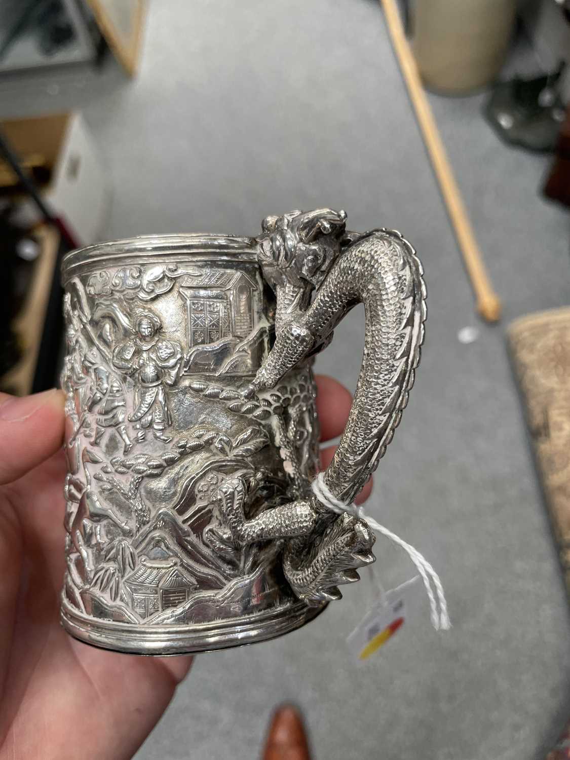 A CHINESE SILVER DOUBLE-WALLED MUG - Image 9 of 11