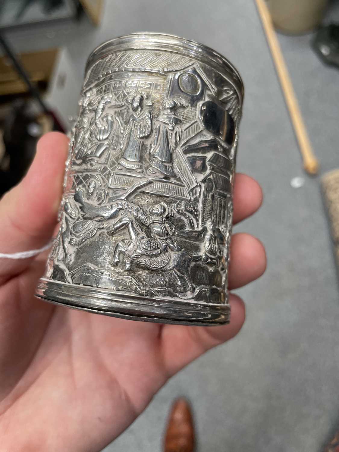 A CHINESE SILVER DOUBLE-WALLED MUG - Image 5 of 11