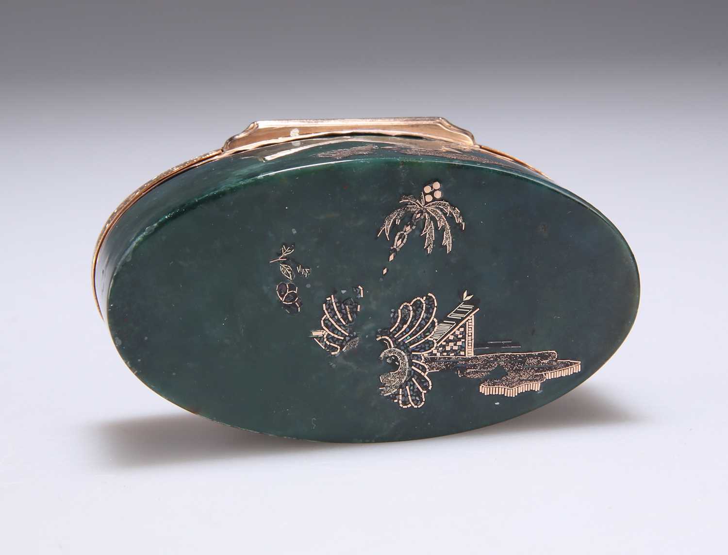 AN 18TH CENTURY GERMAN VARI-COLOURED GOLD, GREEN CHALCEDONY AND BURGAUTÉ SNUFF BOX unmarked, probabl - Image 4 of 4
