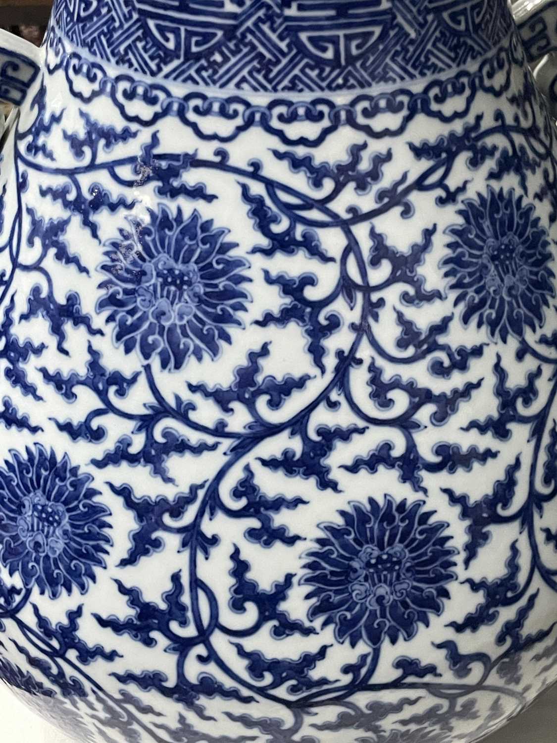 A LARGE MING-STYLE BLUE AND WHITE VASE, HU - Image 3 of 10