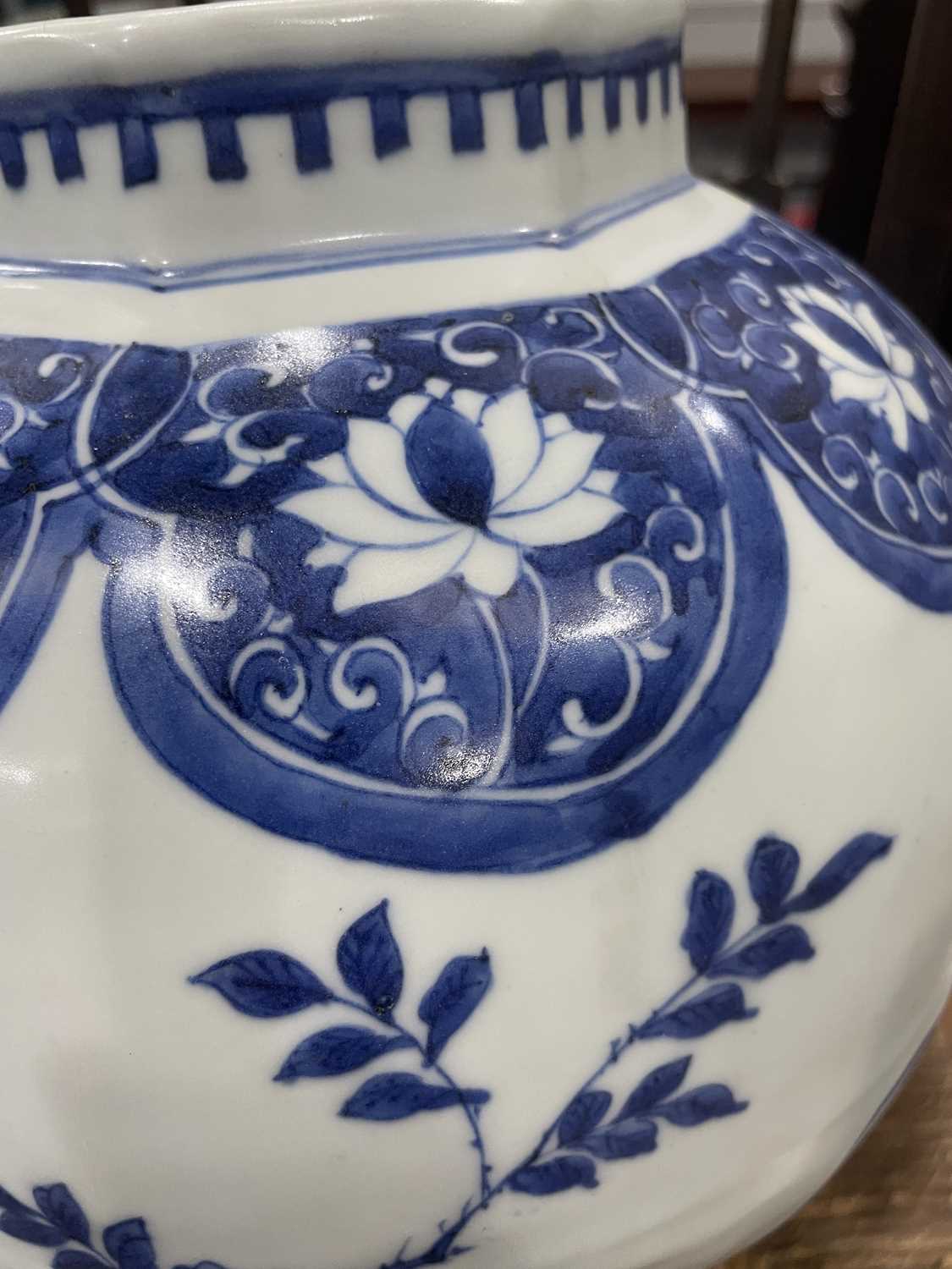 A CHINESE BLUE AND WHITE OCTAGONAL JAR, CHONGZHEN - Image 4 of 9