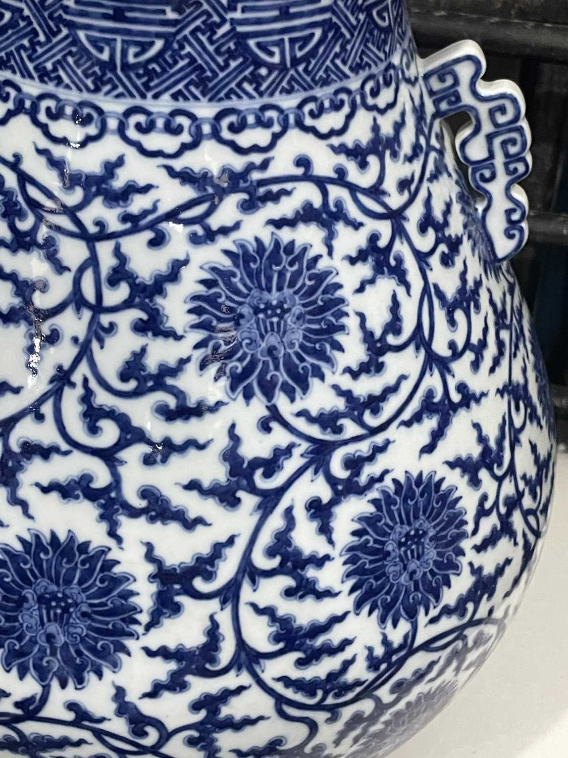 A LARGE MING-STYLE BLUE AND WHITE VASE, HU - Image 9 of 10