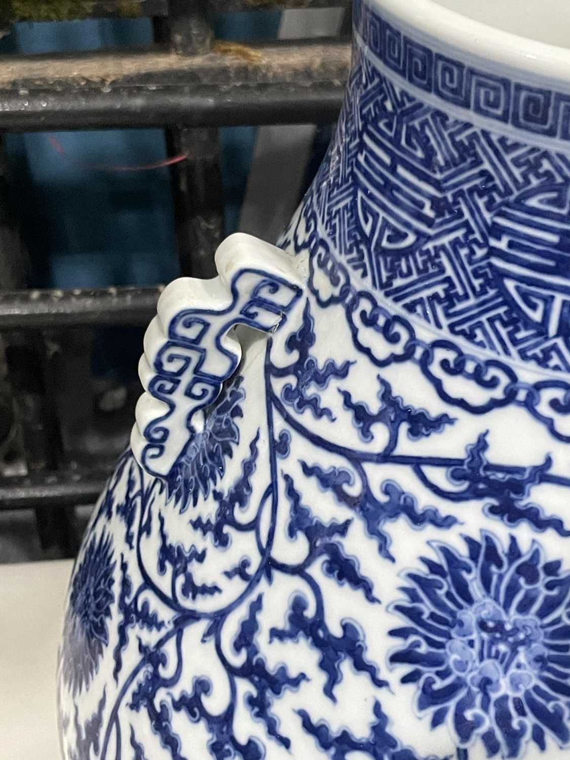 A LARGE MING-STYLE BLUE AND WHITE VASE, HU - Image 7 of 10