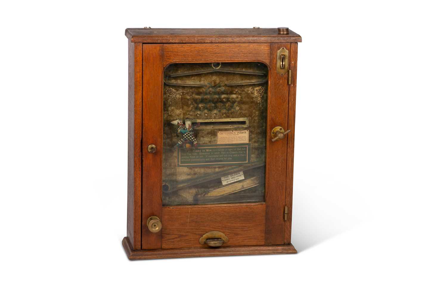 AN EARLY 20TH CENTURY OAK-CASED CATCHER-STYLE PENNY ARCADE MACHINE, THE 'CLOWN' PICKWICK