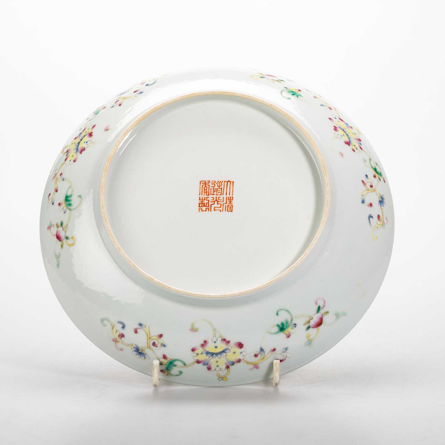 A CHINESE FAMILLE ROSE SAUCER DISH - Image 3 of 9