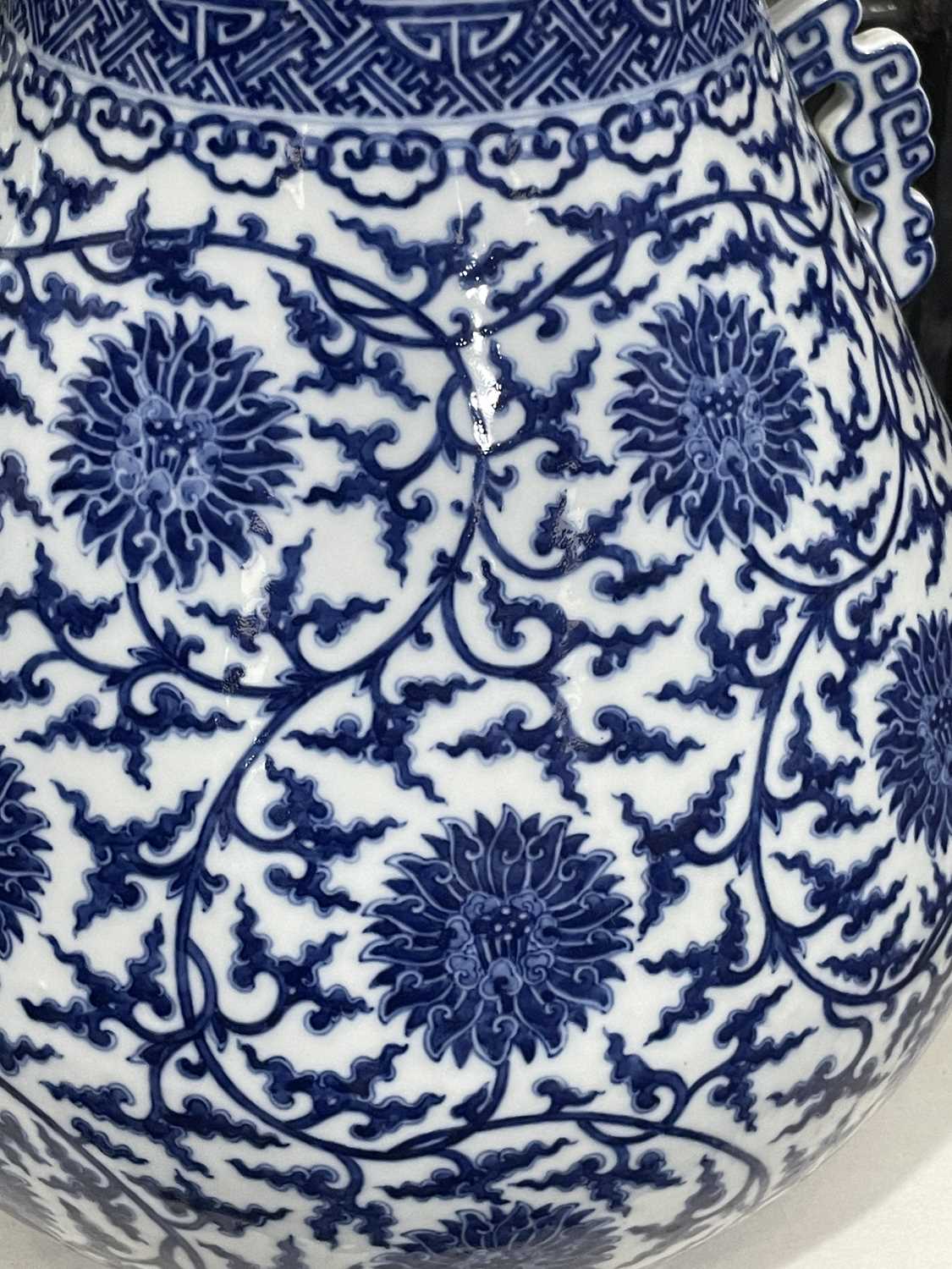 A LARGE MING-STYLE BLUE AND WHITE VASE, HU - Image 8 of 10
