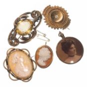 A COLLECTION OF VICTORIAN AND LATER BROOCHES