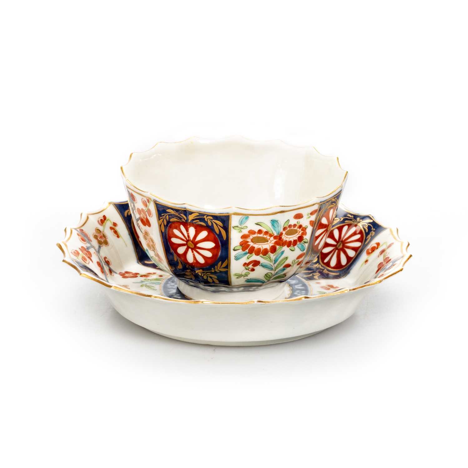 A FACTORY DECORATED WORCESTER TEA BOWL AND SAUCER, CIRCA 1770 - Image 2 of 3