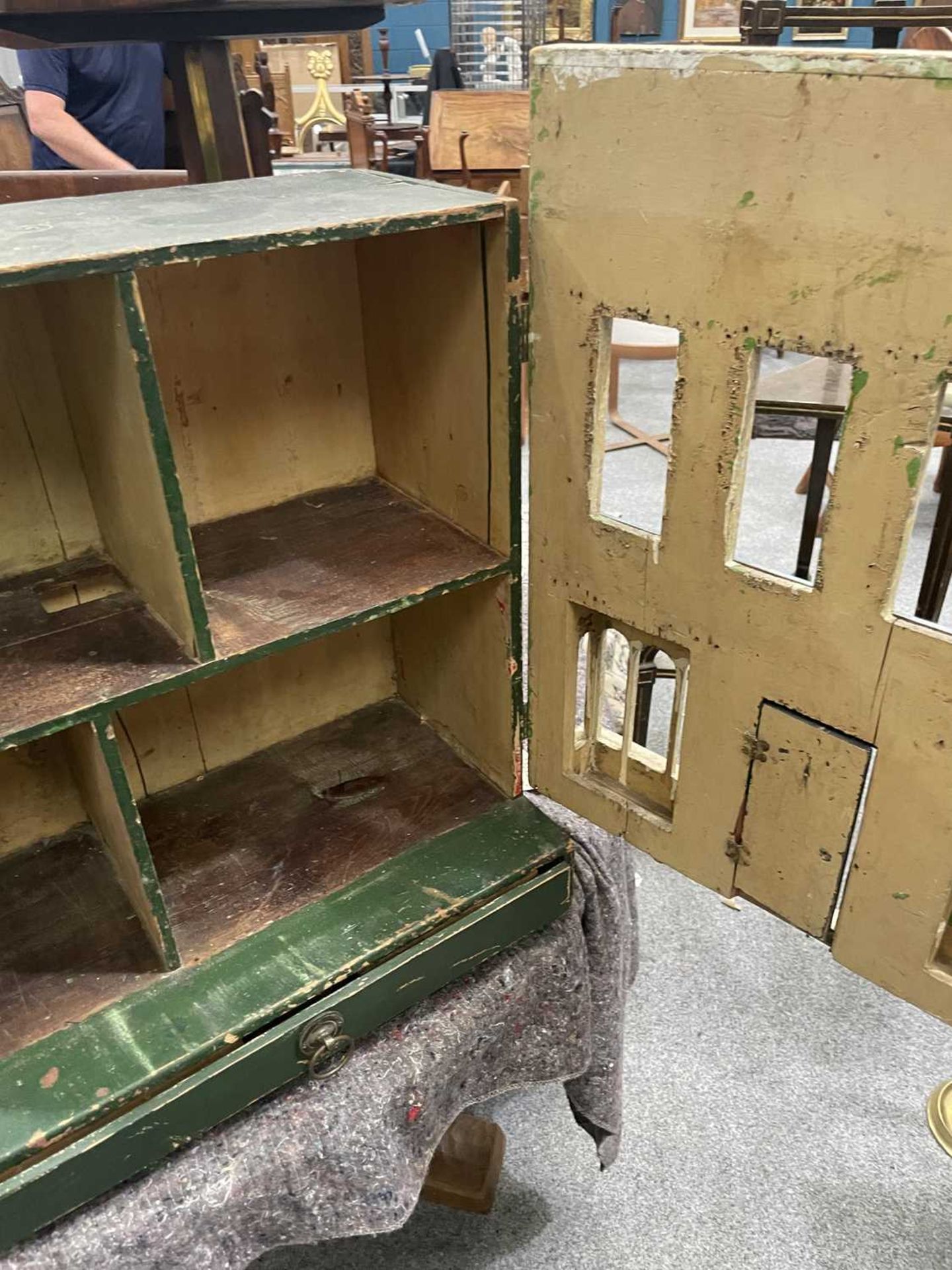 A PRIMITIVE 19TH CENTURY DOLLS HOUSE, POSSIBLY AMERICAN - Image 8 of 13