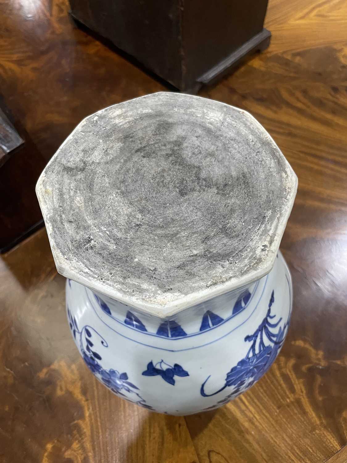 A CHINESE BLUE AND WHITE OCTAGONAL JAR, CHONGZHEN - Image 8 of 9