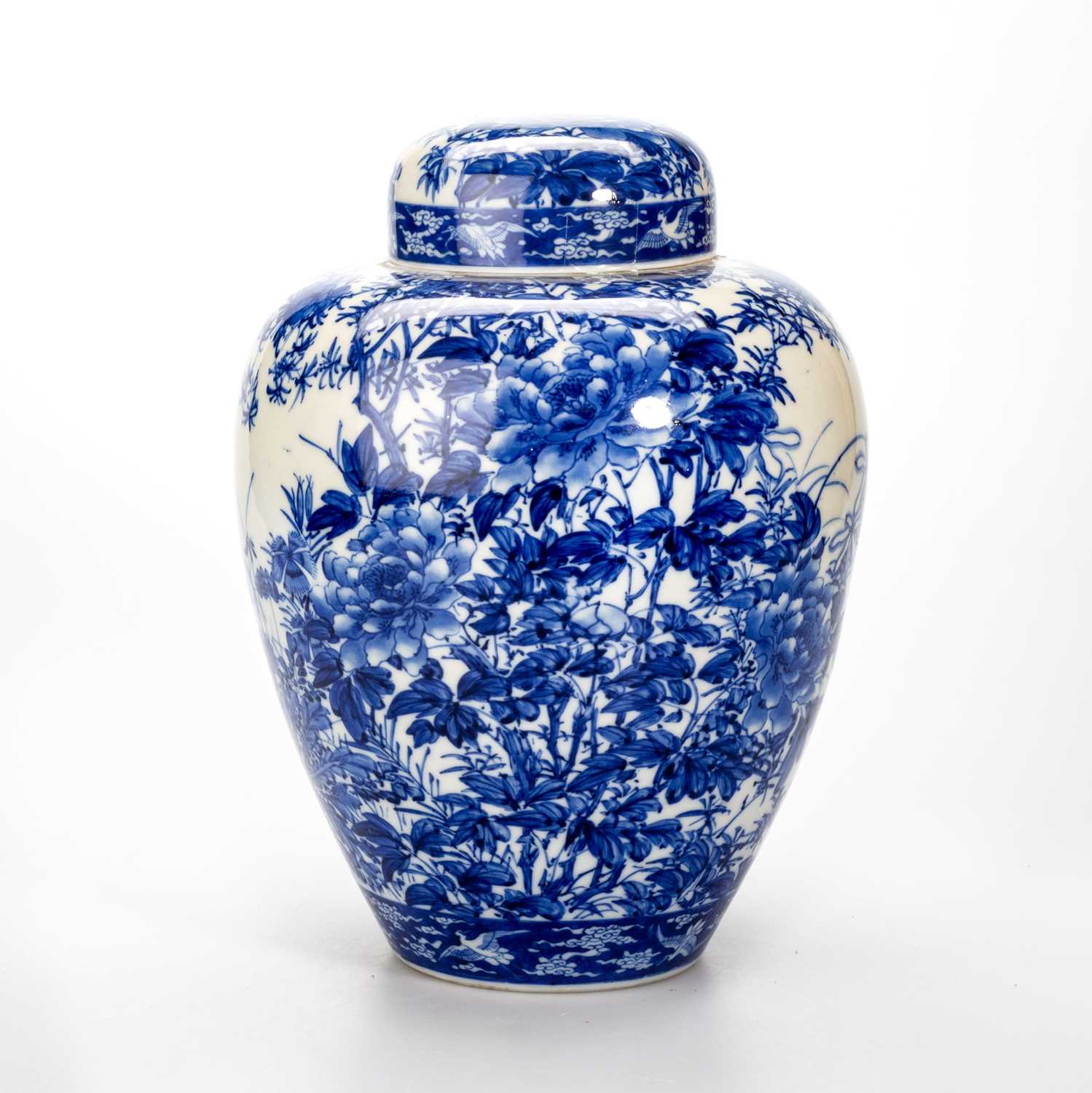 A LARGE JAPANESE BLUE AND WHITE PORCELAIN GINGER JAR, CIRCA 1900