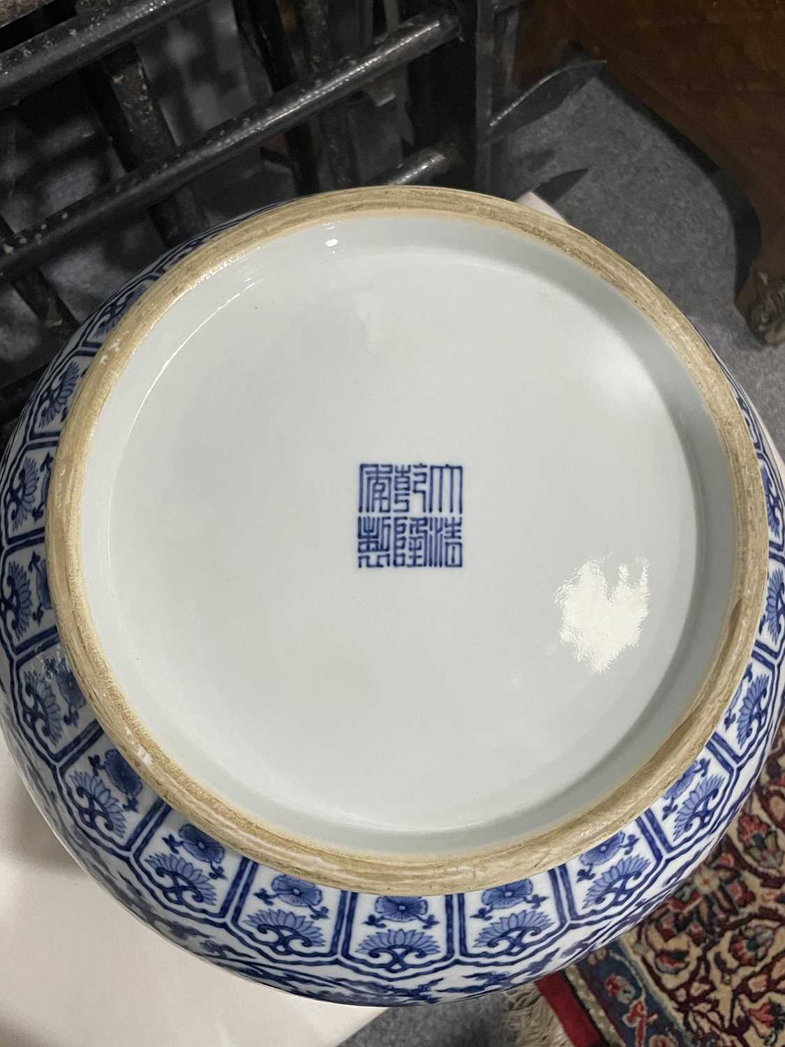 A LARGE MING-STYLE BLUE AND WHITE VASE, HU - Image 10 of 10