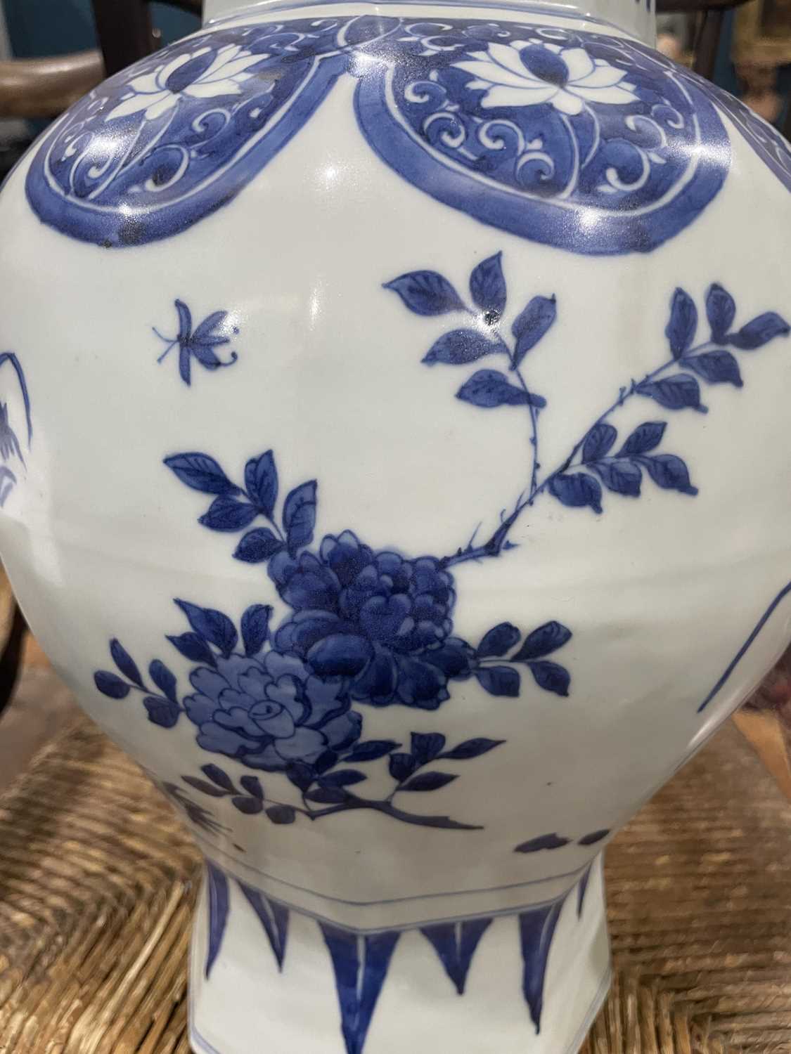 A CHINESE BLUE AND WHITE OCTAGONAL JAR, CHONGZHEN - Image 6 of 9