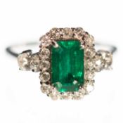 AN 18K WHITE GOLD EMERALD AND DIAMOND RING