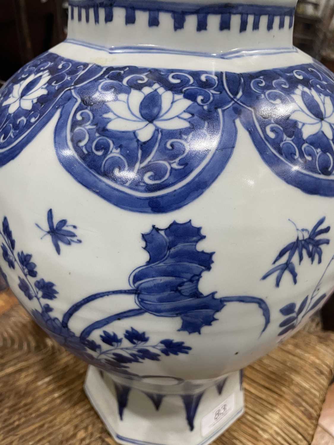 A CHINESE BLUE AND WHITE OCTAGONAL JAR, CHONGZHEN - Image 9 of 9