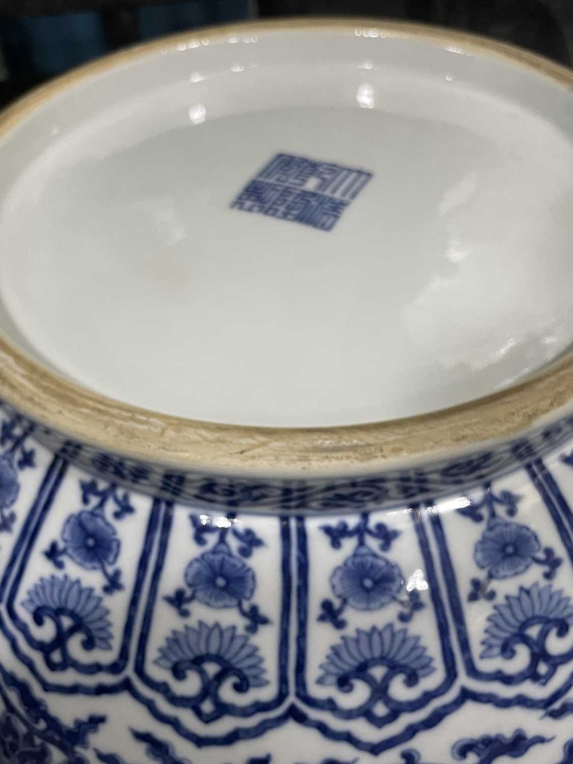 A LARGE MING-STYLE BLUE AND WHITE VASE, HU - Image 4 of 10