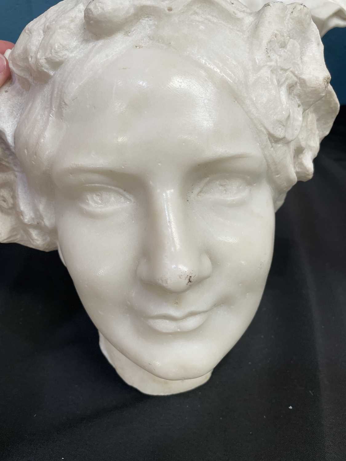 A MARBLE HEAD OF A LADY, LATE 19TH/EARLY 20TH CENTURY - Image 6 of 7