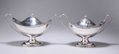 A PAIR OF EDWARDIAN SILVER SAUCE BOATS AND COVERS