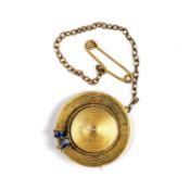 A LATE 19TH CENTURY/ EARLY 20TH CENTURY YELLOW METAL NOVELTY BROOCH AND COMPASS