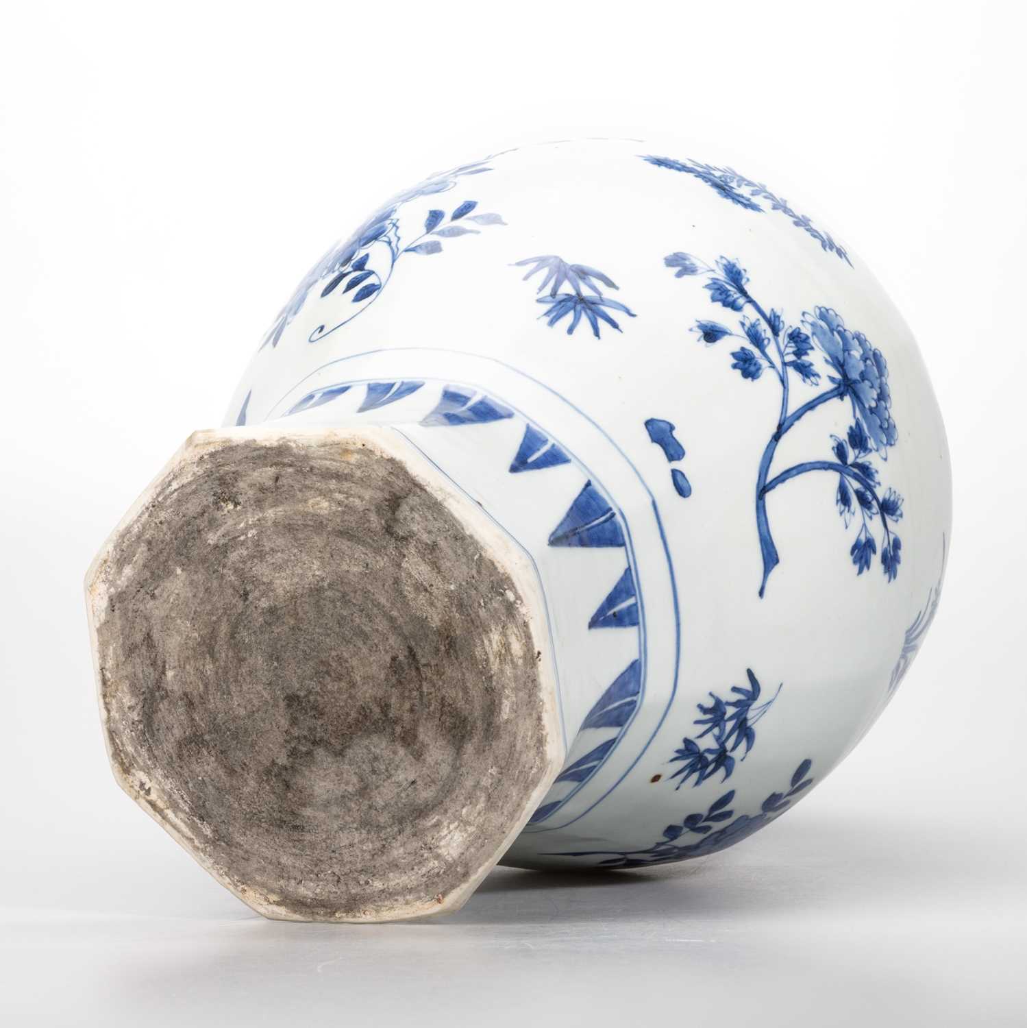 A CHINESE BLUE AND WHITE OCTAGONAL JAR, CHONGZHEN - Image 3 of 9