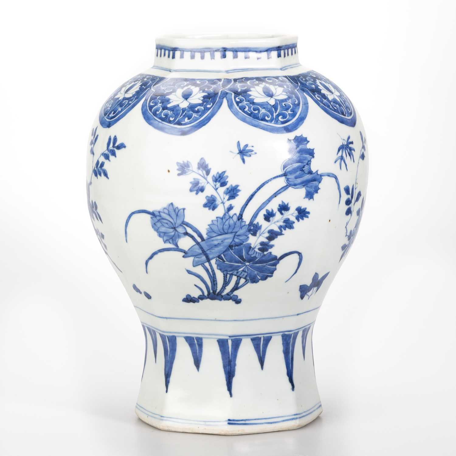 A CHINESE BLUE AND WHITE OCTAGONAL JAR, CHONGZHEN