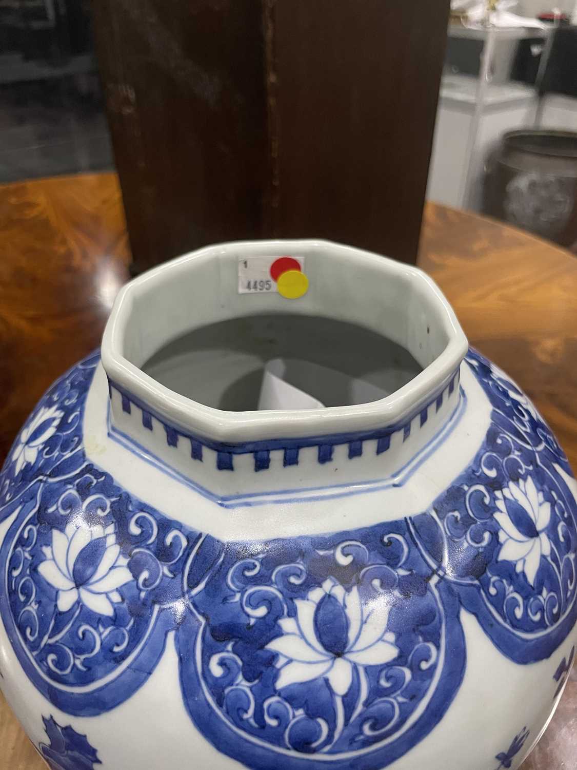 A CHINESE BLUE AND WHITE OCTAGONAL JAR, CHONGZHEN - Image 5 of 9