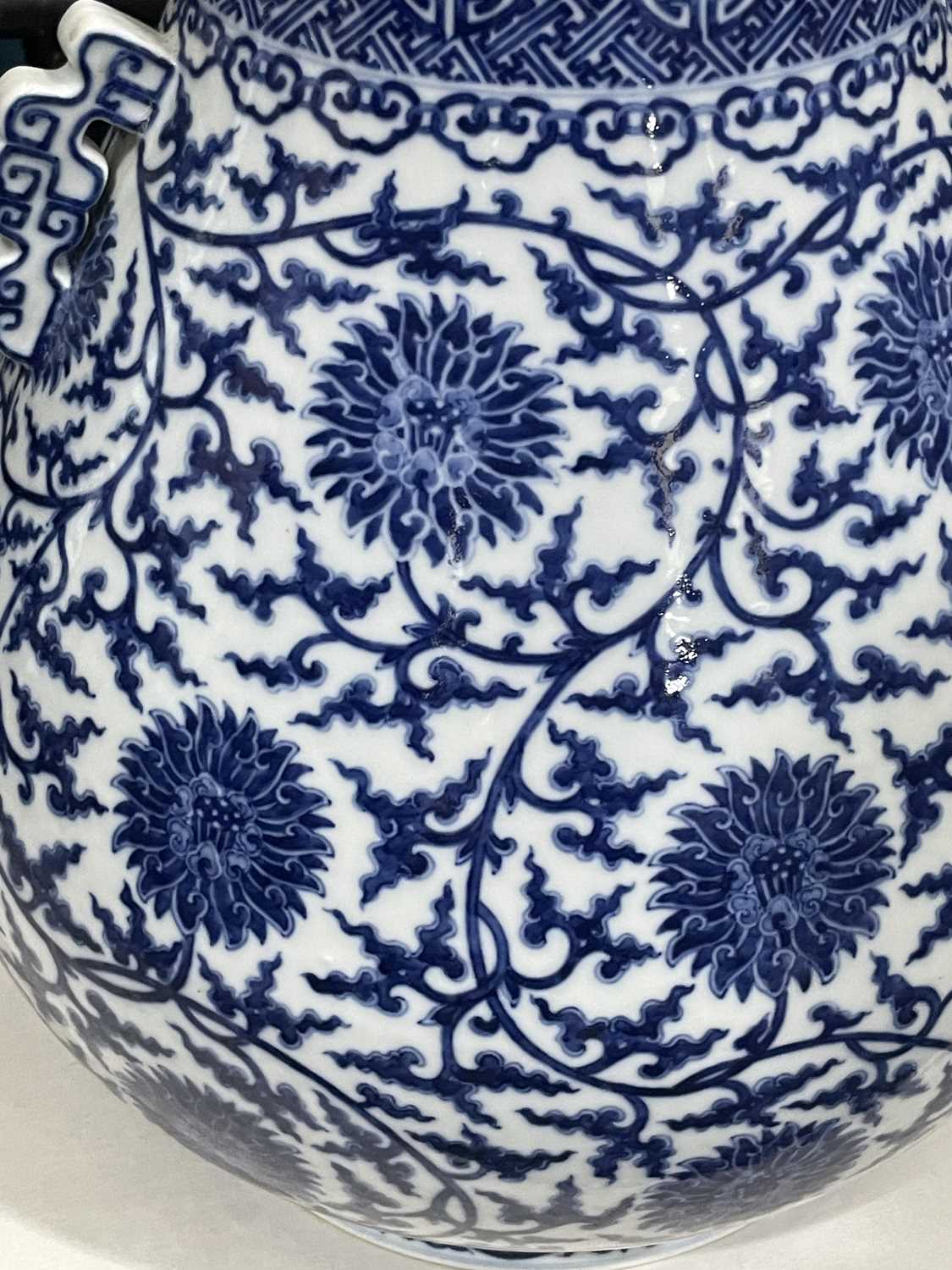 A LARGE MING-STYLE BLUE AND WHITE VASE, HU - Image 5 of 10