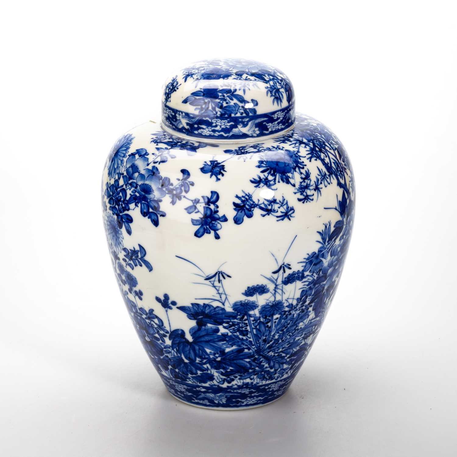 A LARGE JAPANESE BLUE AND WHITE PORCELAIN GINGER JAR, CIRCA 1900 - Image 2 of 3