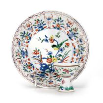 AN 18TH CENTURY CHINESE UNDERGLAZE BLUE AND ENAMEL FAMILLE VERTE DISH