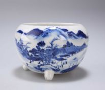 A SMALL CHINESE BLUE AND WHITE CENSER