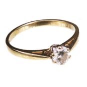 AN 18 CARAT YELLOW GOLD AND DIAMOND SOLITAIRE RING