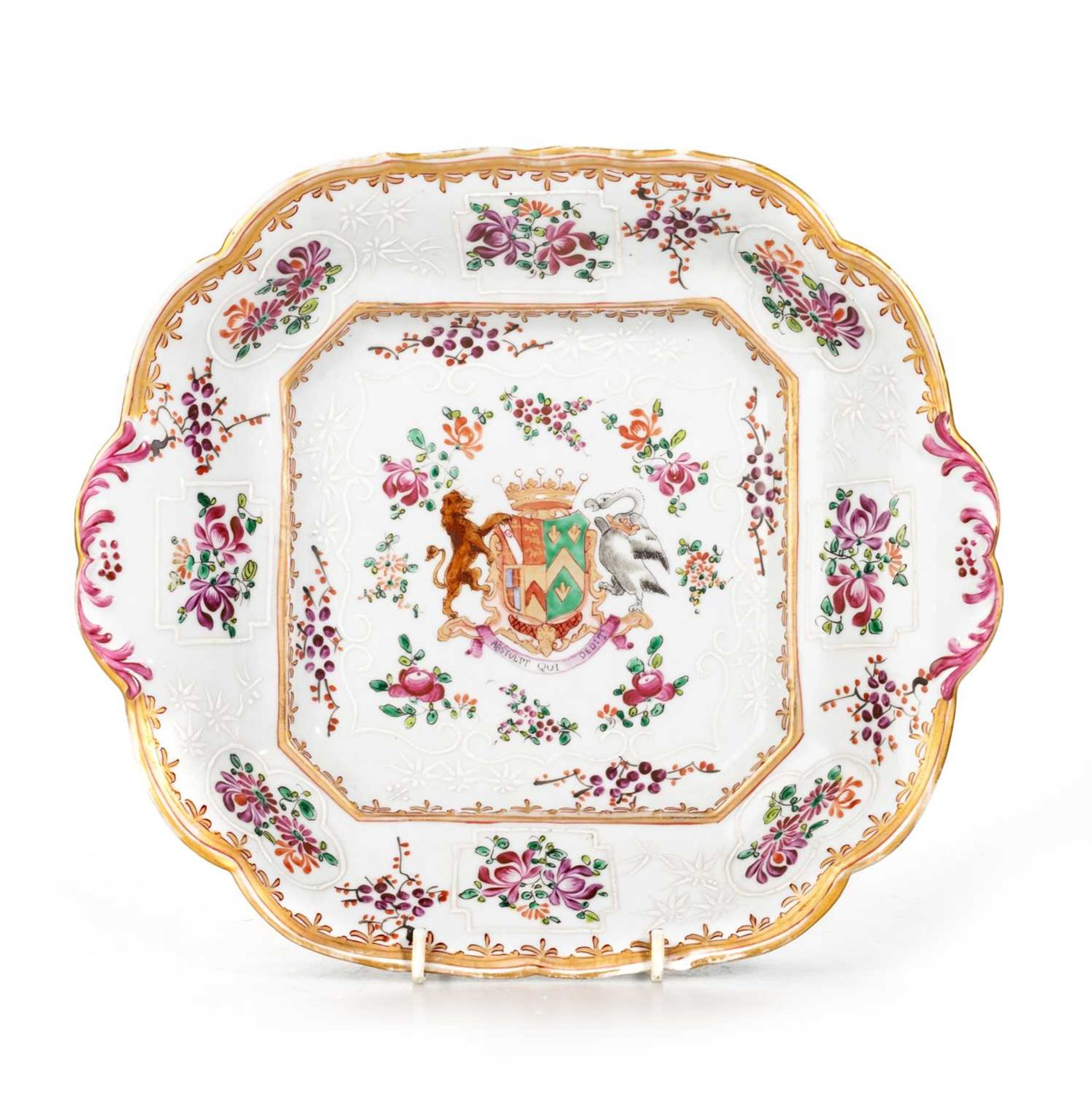 A SAMSON PORCELAIN DESSERT SERVICE IN CHINESE EXPORT ARMORIAL STYLE - Image 4 of 6