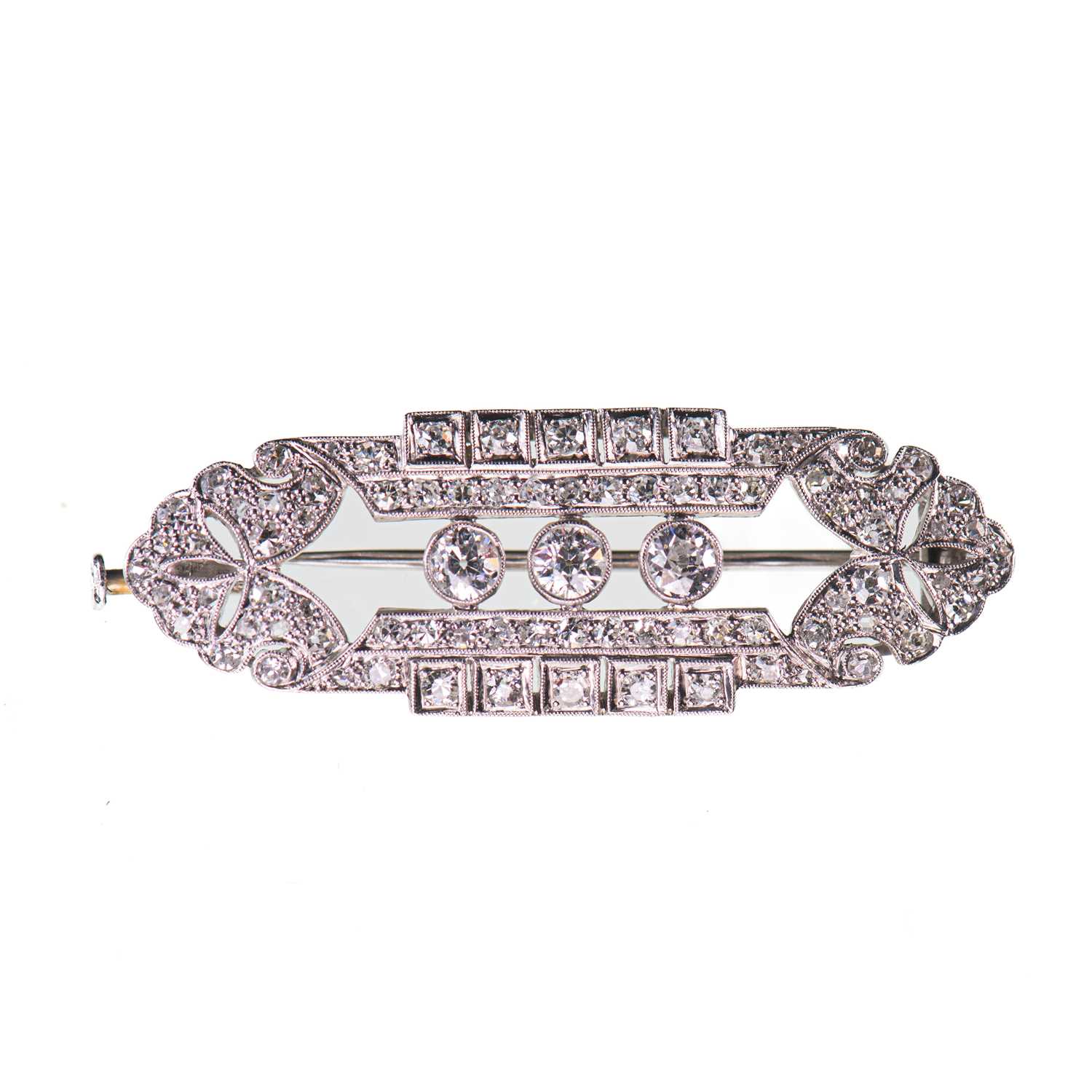 AN ART DECO DIAMOND BROOCH