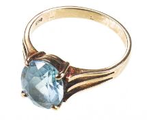 A 14K YELLOW GOLD AND BLUE TOPAZ SINGLE STONE RING