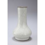 A FINE CHINESE GUAN-TYPE GOLD THREAD PEAR-SHAPED VASE
